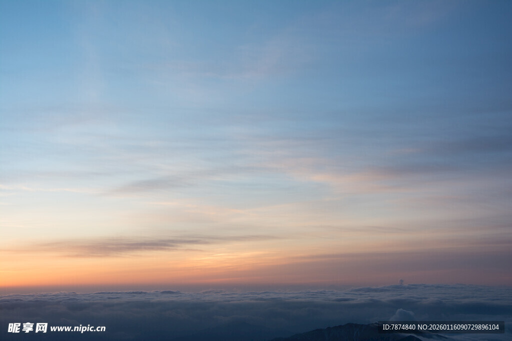 壮丽天空下的绝美日出景色
