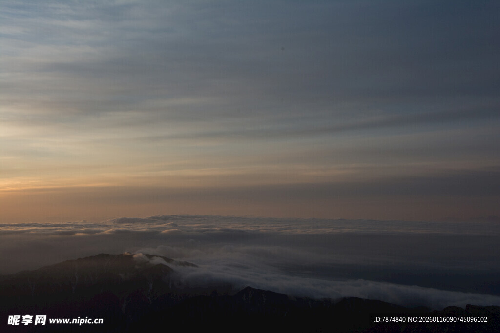 日出时分云海壮丽景观