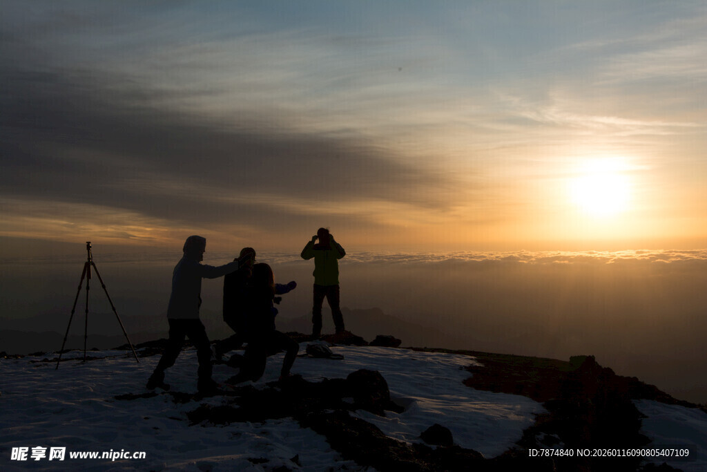 山顶观日出的摄影爱好者