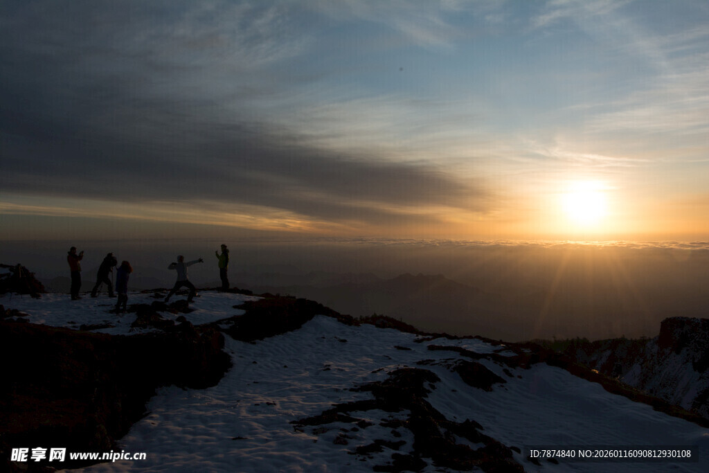 雪山之巅的壮丽日出