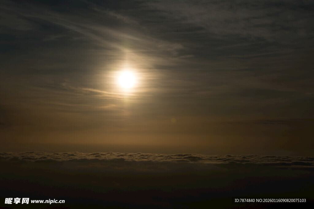 日落时分的壮丽天空景观