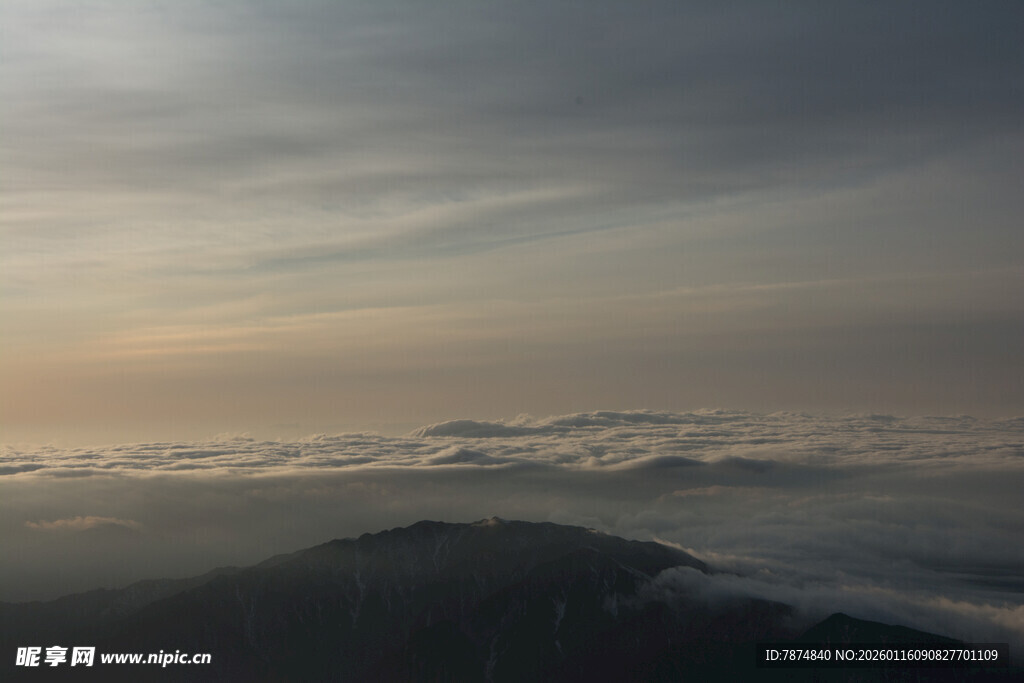 云海之上的壮美天际线