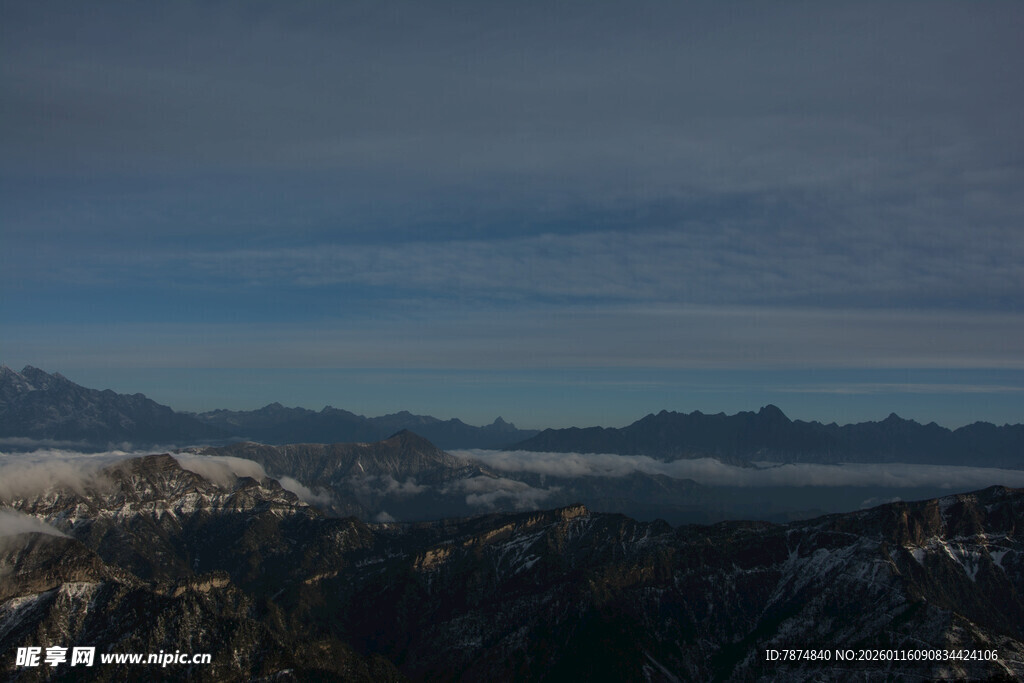 壮丽山景 云雾缭绕之美
