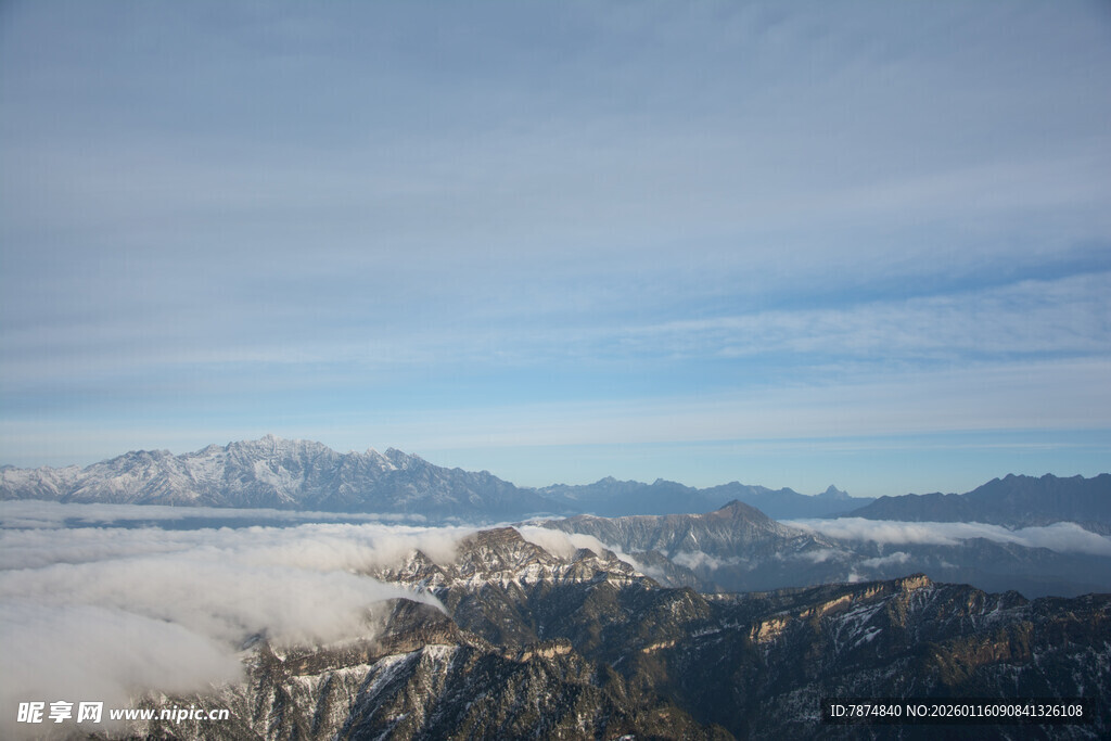 云海环绕的壮丽山峦