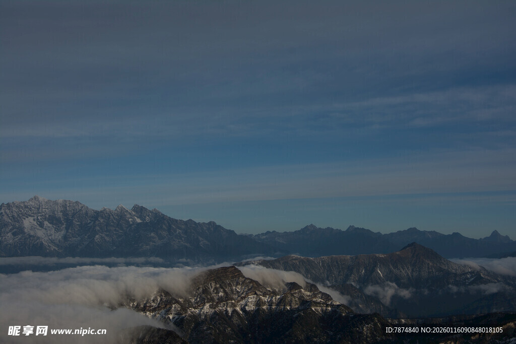 云海之上的巍峨雪山