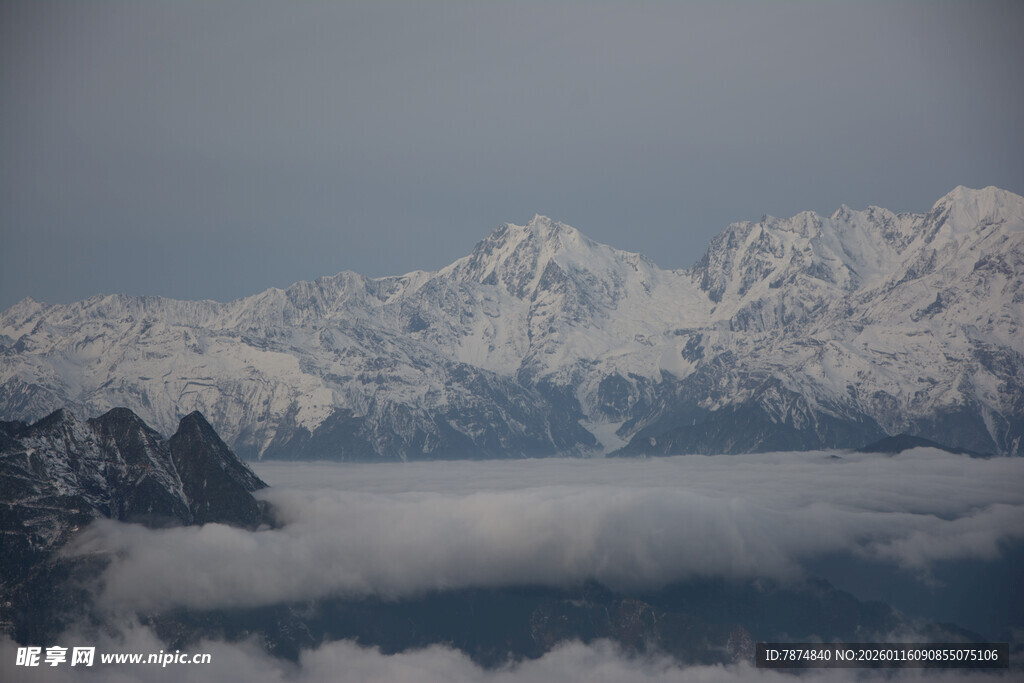 雪山云海壮丽景观