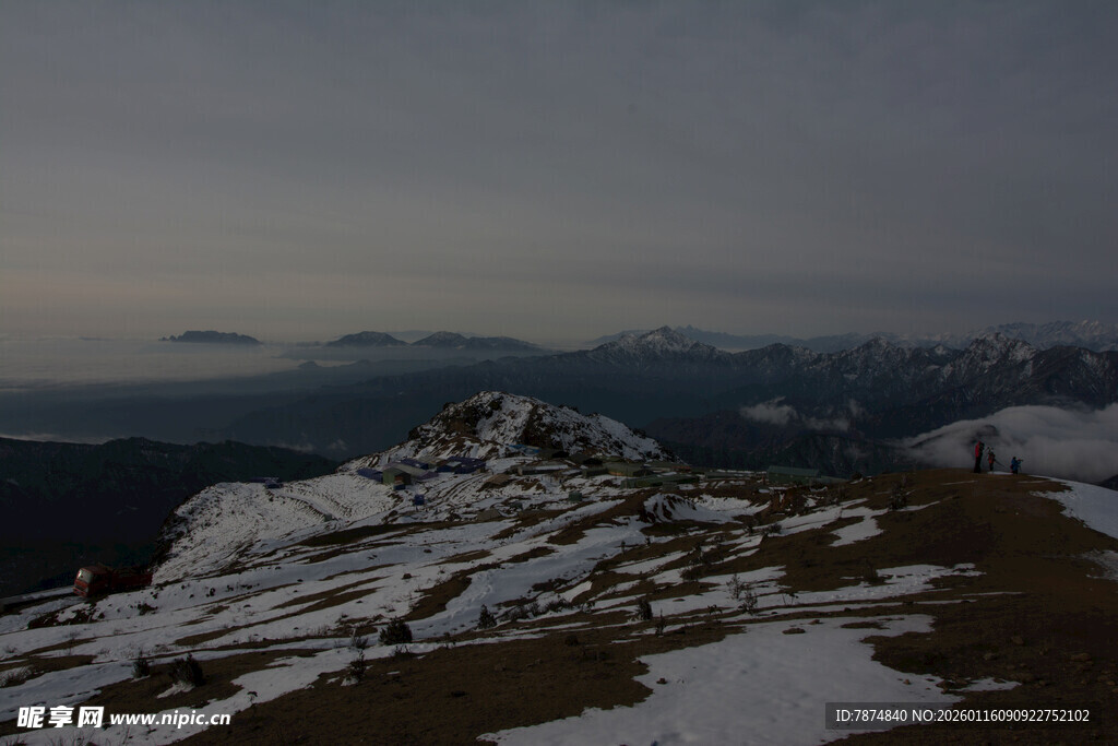 雪山远景 云雾缭绕之景