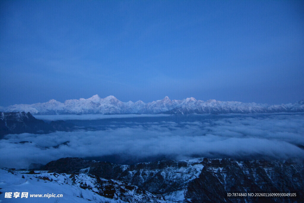 雪覆山峦云海壮丽景观