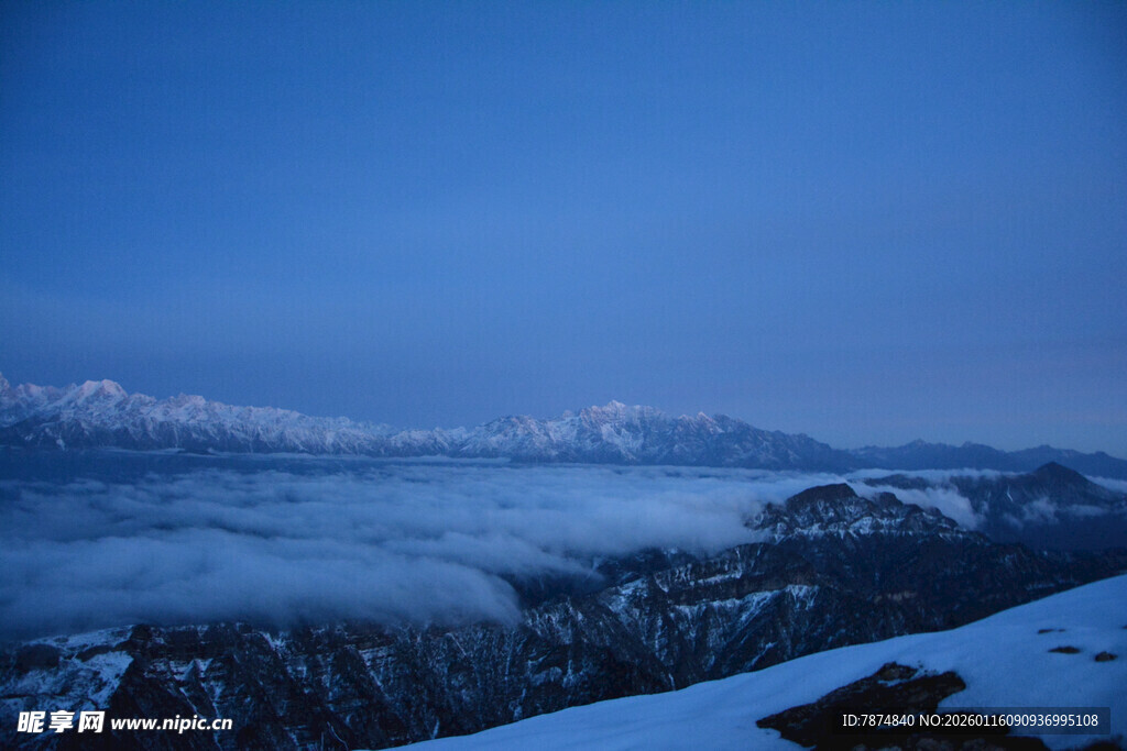 雪覆山峦云海壮美景观