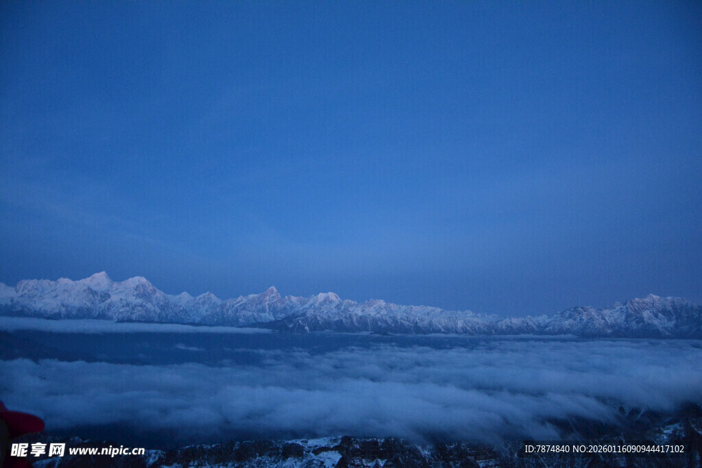 云海之上的壮丽山景