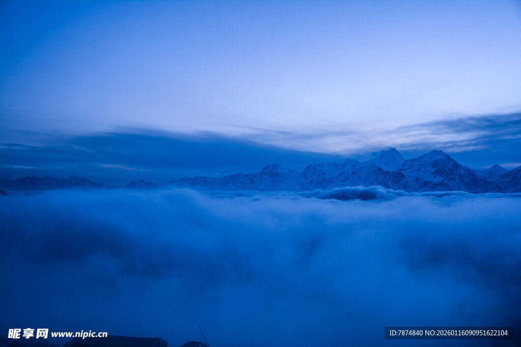 云海之上的梦幻蓝色景致