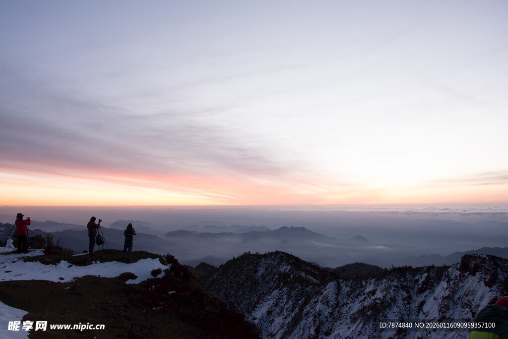 山顶观绝美日出景象