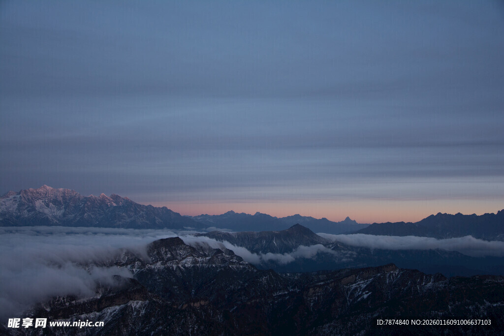山间晨雾中的壮丽日出景观