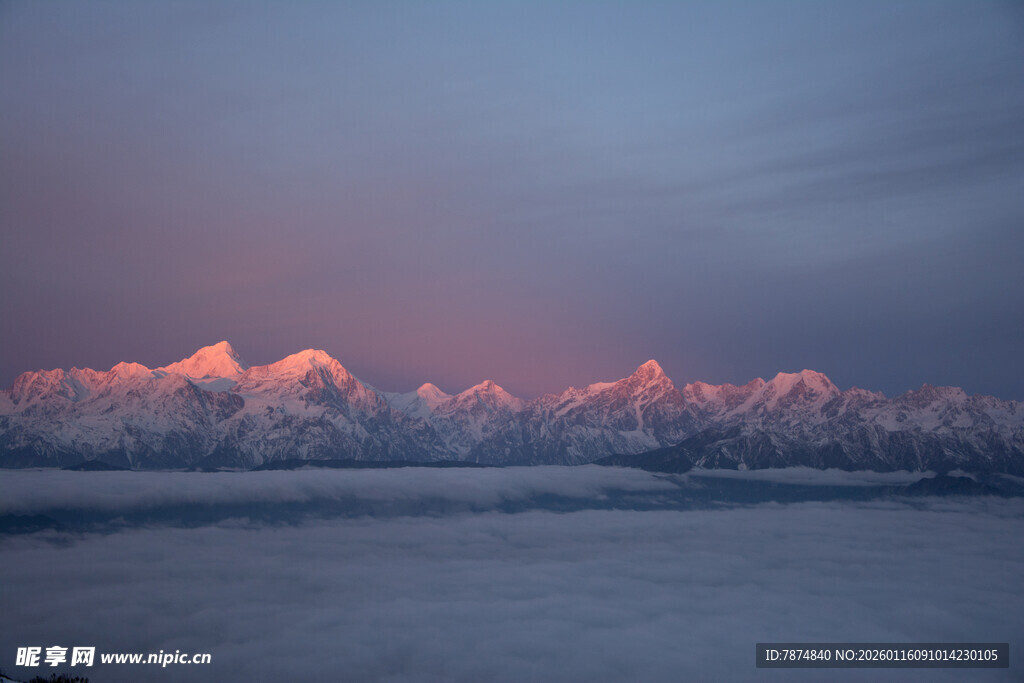 湖畔日出时的壮丽雪山景