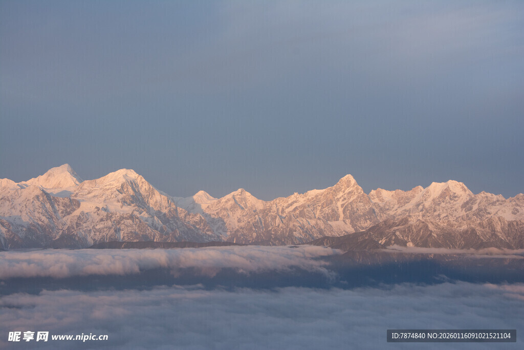 雪山云海壮丽景观