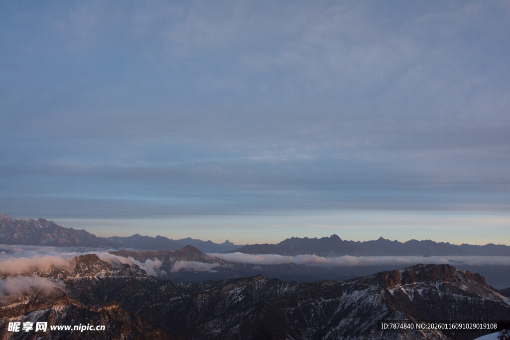 壮丽山景 天际霞光初现