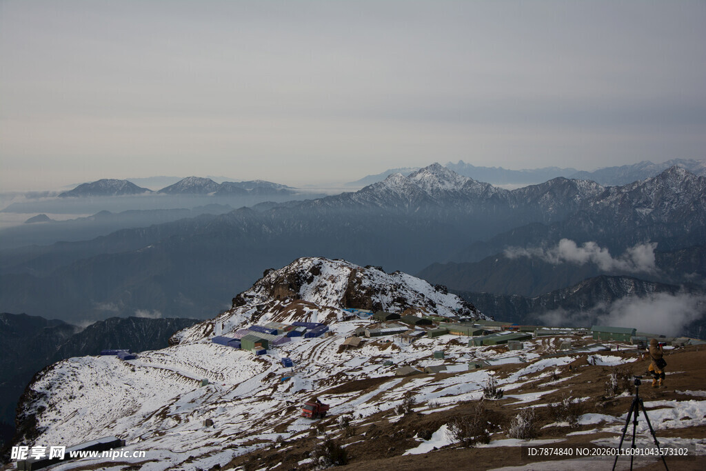 雪山之巅壮丽景致