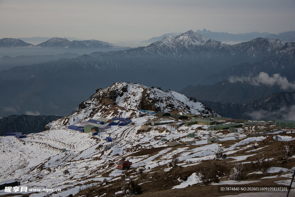 雪山之巅壮丽风光