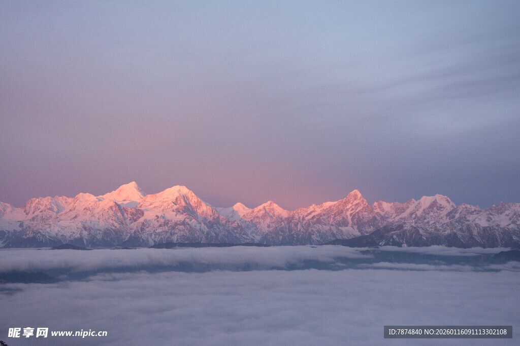 雪色天边的绚烂霞光