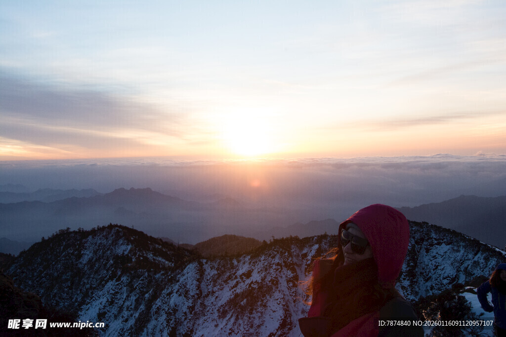 山顶赏日出的户外爱好者