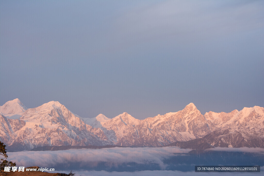 雪山云海壮丽风光