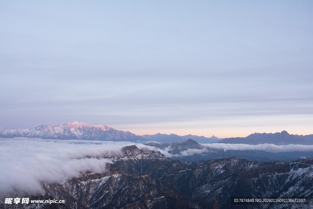 雪后雾霭中的山林美景