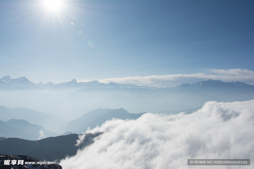 云海之上的壮丽日光景象
