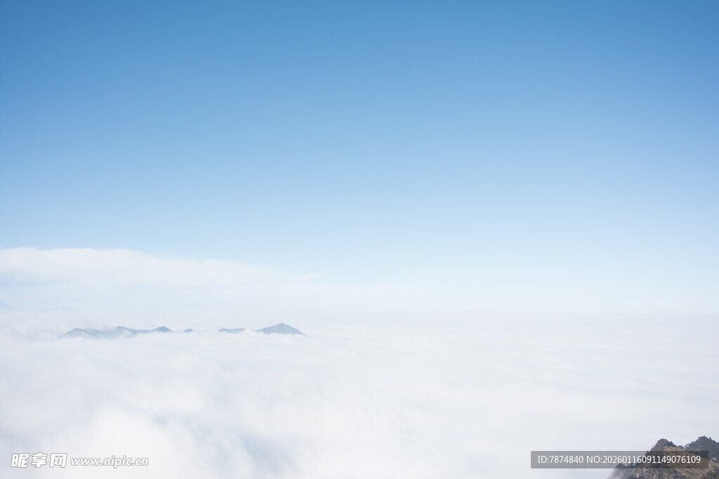云海之上的纯净蓝天