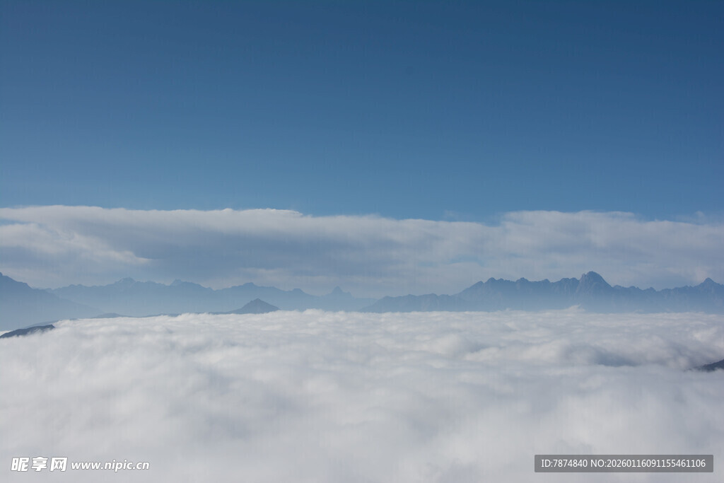 云海之上的壮阔蓝天