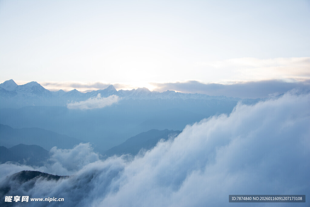 云海之上的壮丽山景