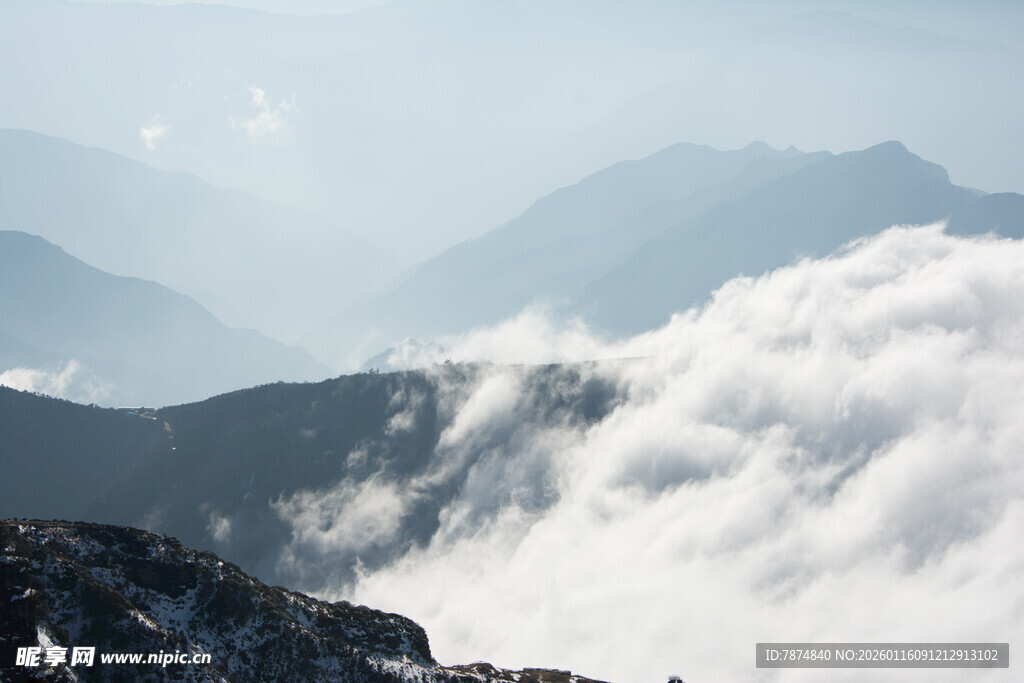 云雾缭绕的壮丽山峦