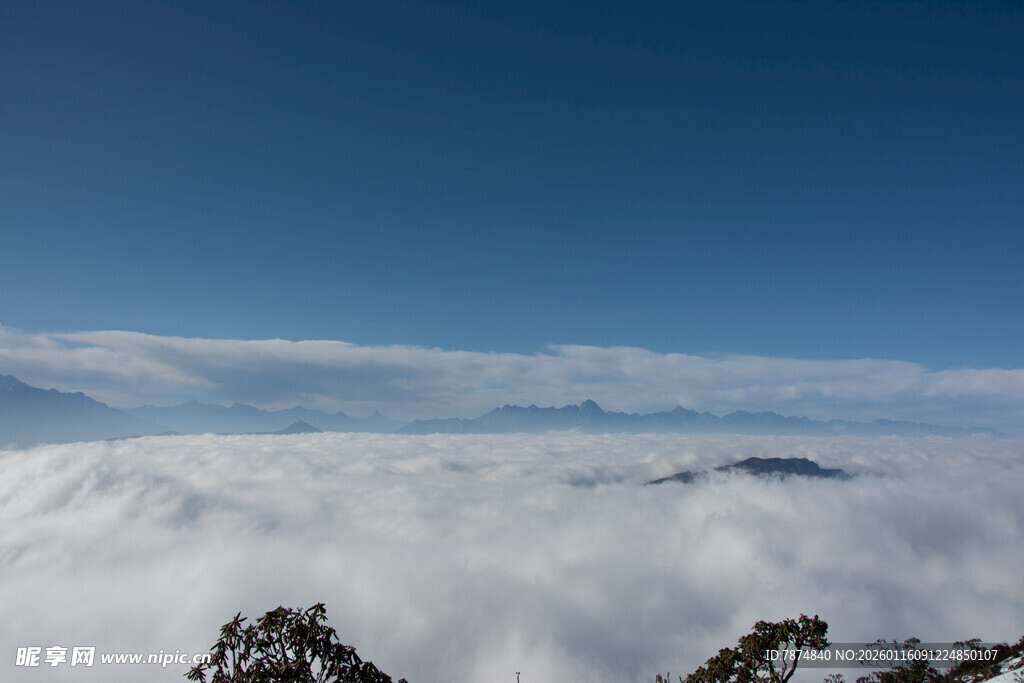 云海之上的壮丽蓝天景观