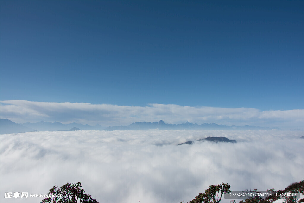云海之上的壮丽山景