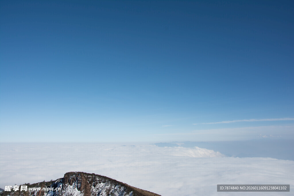 高山之巅云海蓝天美景