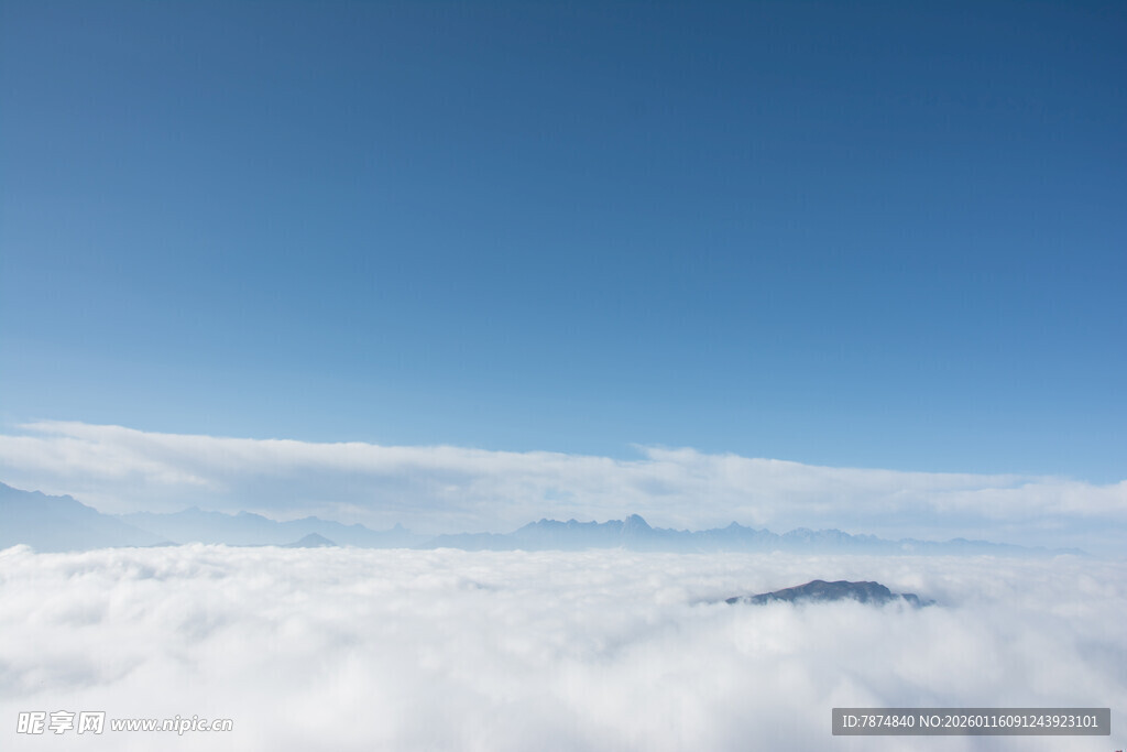 云端之上的壮丽景致