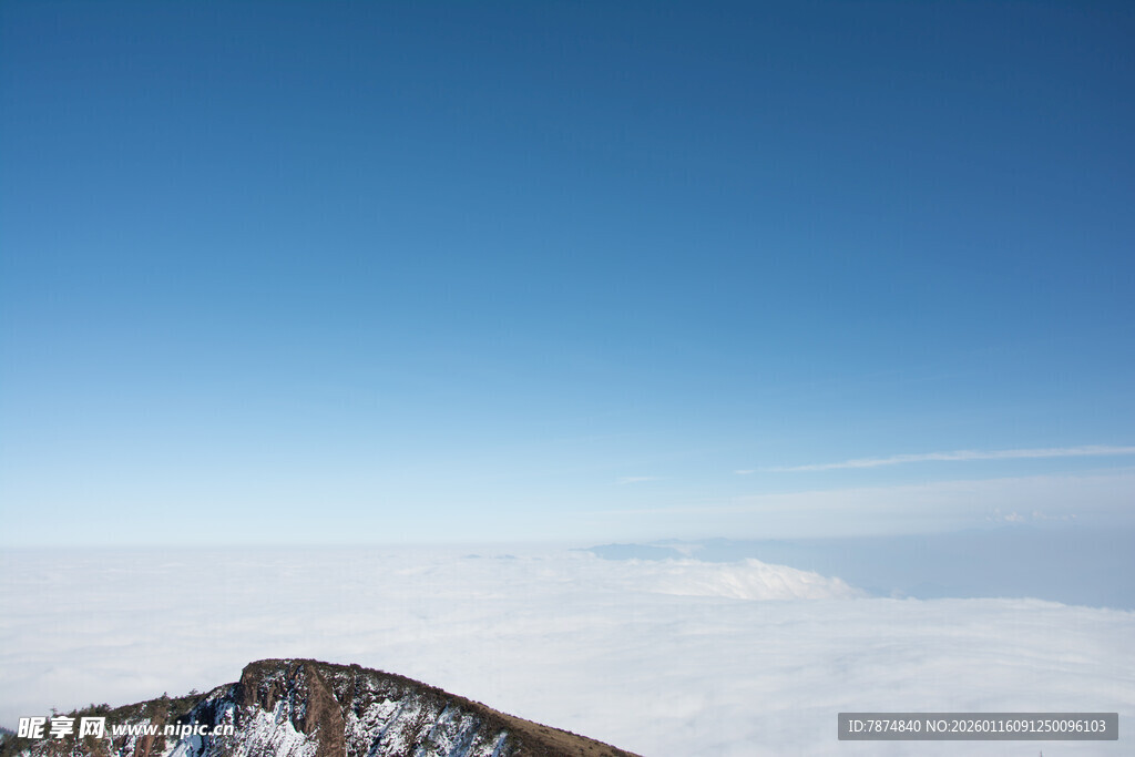 山顶之上的云海蓝天