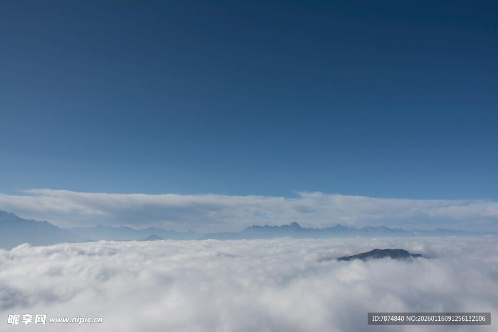 云海之上的蓝天美景