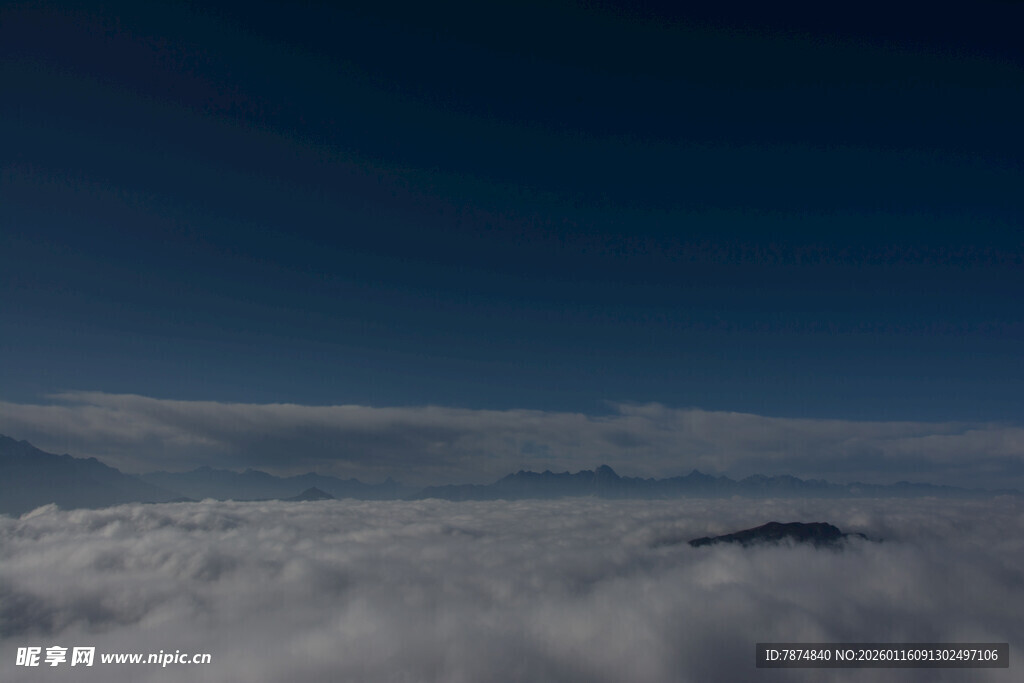云海之上的深邃天空
