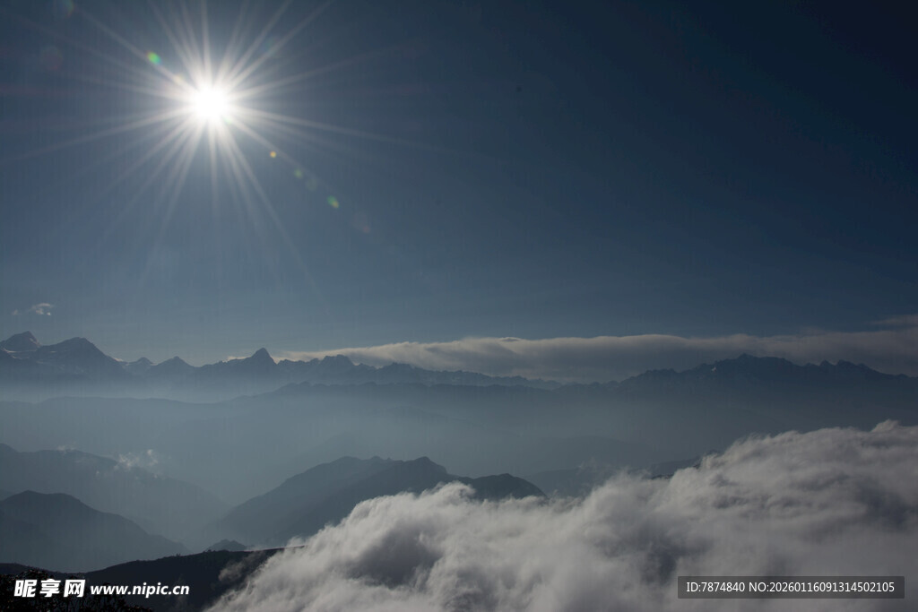 日出云海间壮丽美景