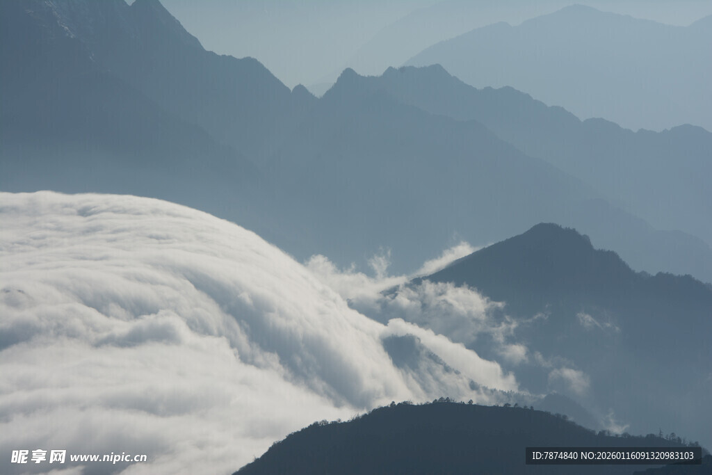 云海翻涌中的壮丽山峦