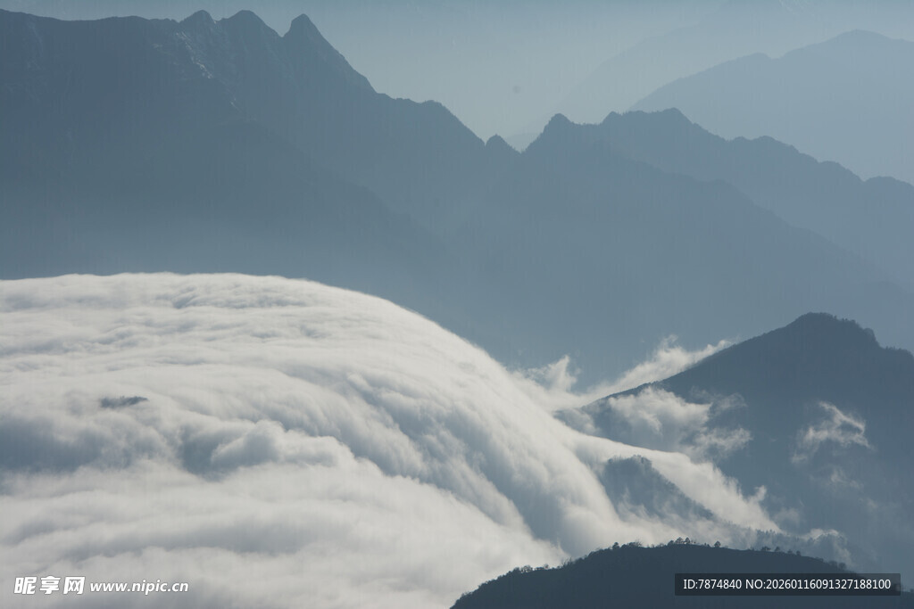 云海中的壮丽山峦景观