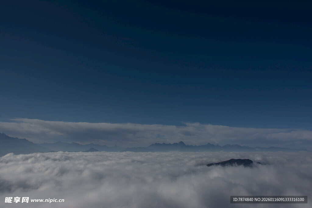 云海之上的壮阔天空