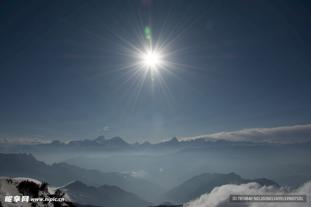 高山云海间的耀眼阳光