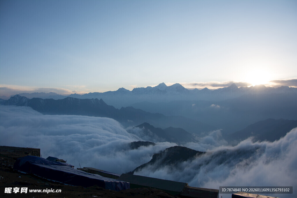 高山云海间的壮丽日出