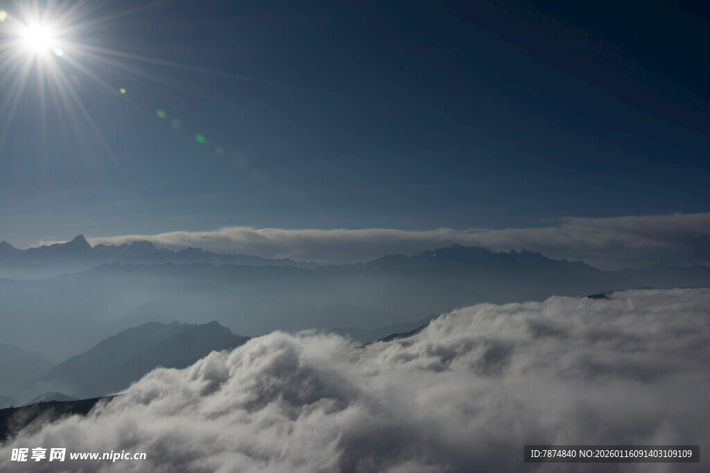 云海之上的灿烂阳光