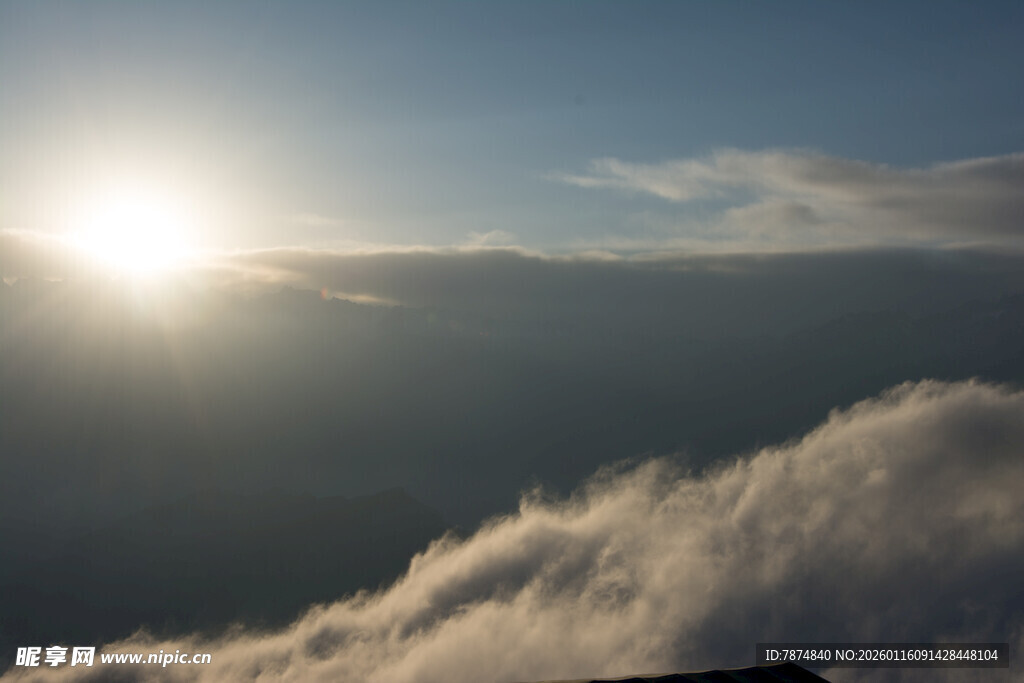 云海之上的灿烂阳光