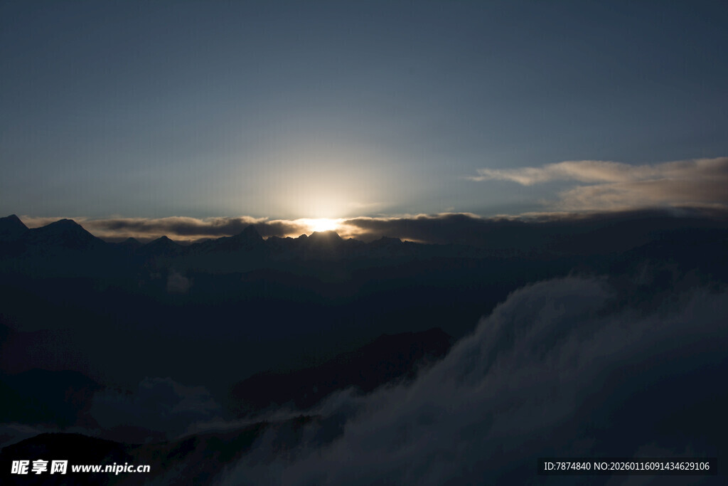日出云海间壮丽景观