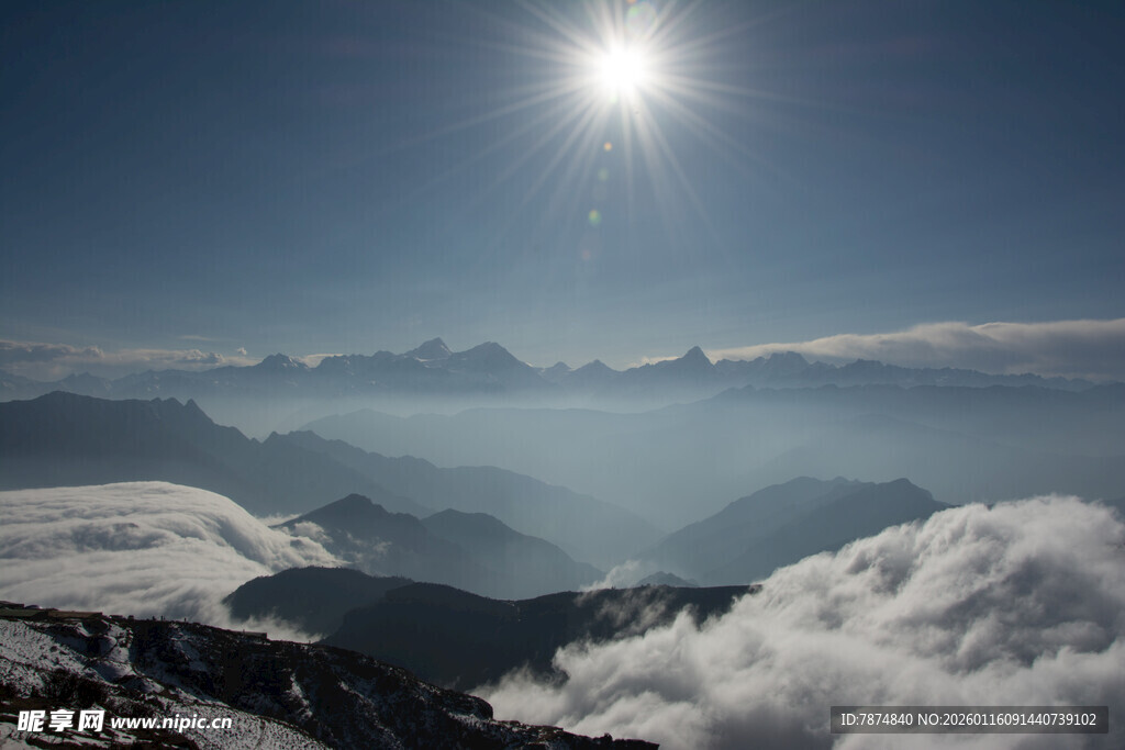 高山云海间的耀眼日光