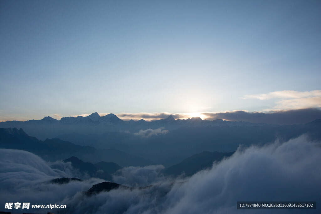 云海之上的壮丽日出景象