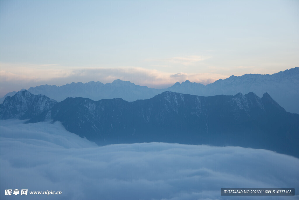 云海之上的壮丽山峦